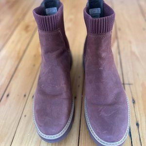 Lightly used Timberland Chelsea Boots (Size 11)